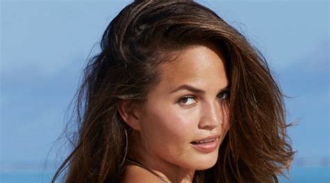 chrissy teigen topless|Chrissy Teigen Posts Topless Photo as She Undergoes。